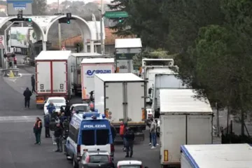 Tensione ai caselli di San Gregorio: scontro tra trasportatori, appello a Prefetto e Questore dopo le minacce