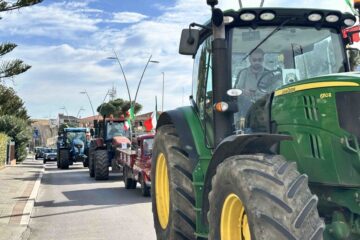 Caro-carburanti, esplode la protesta nel Calatino: corteo di trattori e blocchi sulla Statale 417 Catania-Gela