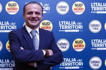 Cateno De Luca alla convention di Roma: «Mani libere in Sicilia, puntiamo a portare i sindaci in Parlamento»