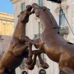 I “Fighting Horses” di Di Modica a Catania: tra imponenza, ironia social e la bufera sui 55mila euro di costi