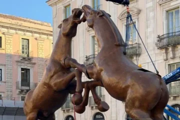 I “Fighting Horses” di Di Modica a Catania: tra imponenza, ironia social e la bufera sui 55mila euro di costi