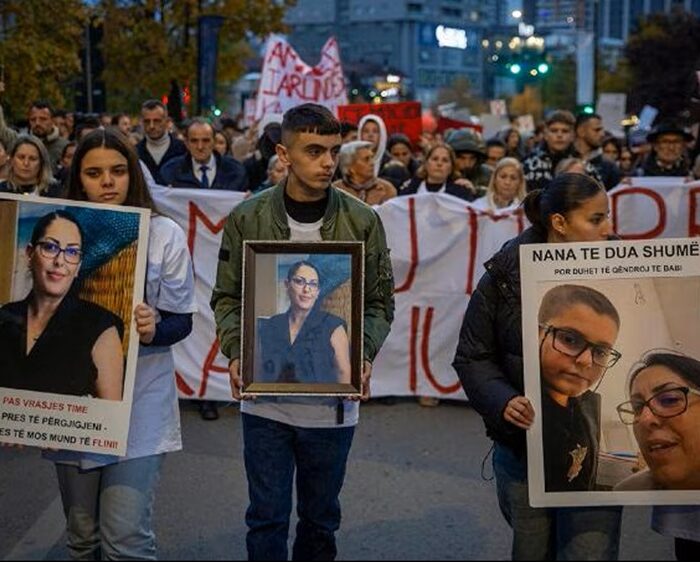Femminicidio in Kosovo, proteste a Pristina: rabbia per l’uccisione di Arlinda Zekaj e accuse alle istituzioni