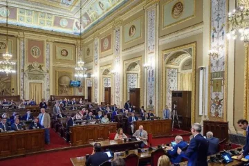 Tensione a Sala d’Ercole, la manovrina si arena: scontro politico sull’assenza di Schifani e l’ipotesi stralci