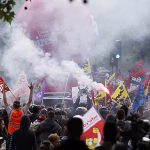 Francia nel caos per le proteste contro il caro-vita: assedio a CNews, scontri a Parigi e assalto al municipio di Marsiglia