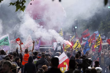 Francia nel caos per le proteste contro il caro-vita: assedio a CNews, scontri a Parigi e assalto al municipio di Marsiglia