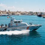 Augusta, protesta in mare contro la nave di armi per Sigonella: bloccata dalla Finanza, 10 denunciati