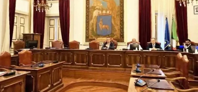 Taormina, bufera sul trasferimento del personale comunale nelle partecipate: opposizione e sindacati contro l’atto unilaterale