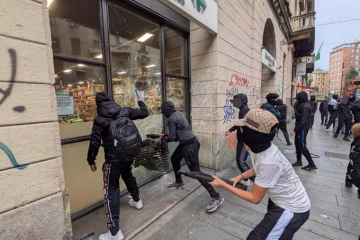 Giro di vite sui disordini, Meloni annuncia il decreto: «Fermo preventivo per i minori e chi rompe paga». Nuove tensioni a Milano