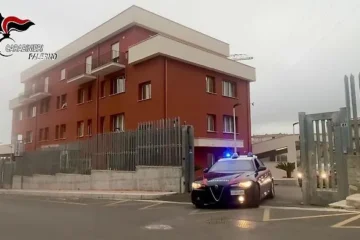 Partinico, spara a un ambulante dopo una lite sul conto del pasto: arrestato 36enne per tentato omicidio. In manette anche il suocero per armi e droga