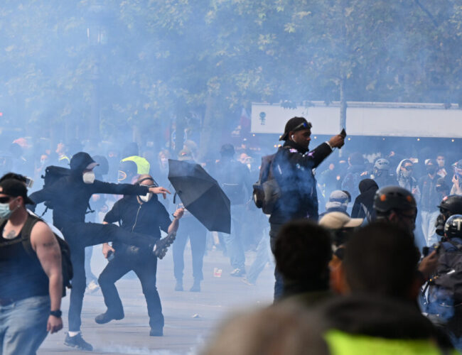 Francia travolta dalle proteste contro il carovita: cortei oceanici in tutto il Paese, oltre mille fermi e scontri nel finale