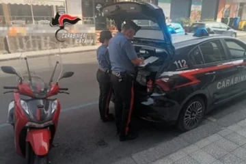Catania, blitz di Carabinieri e Polizia Municipale in via Plebiscito e a San Cristoforo: sequestrati 10 scooter, multe e controlli sulle bici elettriche truccate
