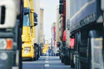Autotrasporto, Salvini sigla l’intesa con i sindacati: revocato il fermo dei tir. Ma il fronte si spacca