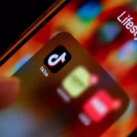 Disordini a Milano e social media, TikTok schiera una task force: bloccate dirette, ricerche e monetizzazioni