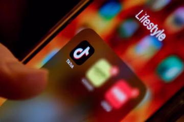 Disordini a Milano e social media, TikTok schiera una task force: bloccate dirette, ricerche e monetizzazioni