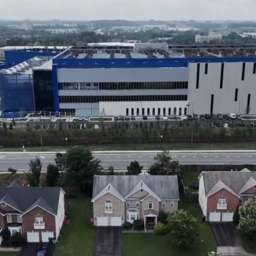 USA, l’impatto ambientale dei Data Center: inquinamento luminoso, fumi tossici e consumi record d’acqua