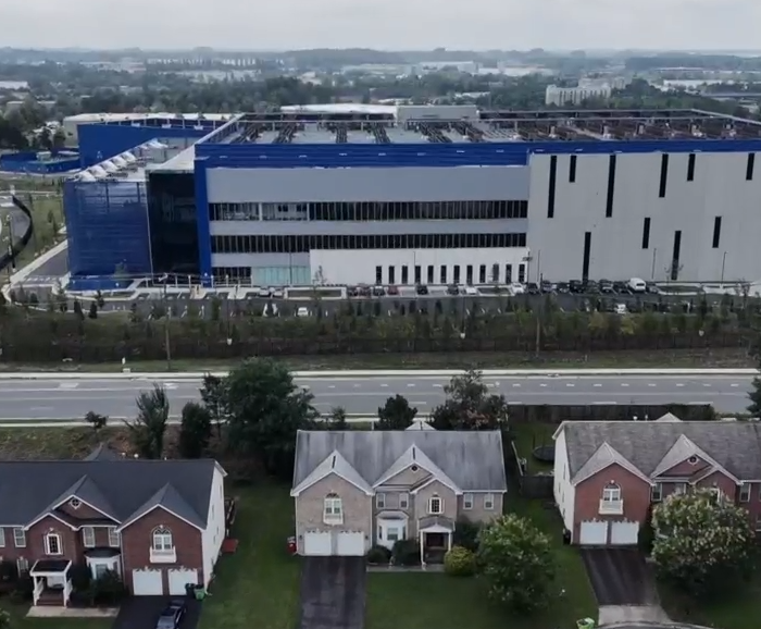 USA, l’impatto ambientale dei Data Center: inquinamento luminoso, fumi tossici e consumi record d’acqua