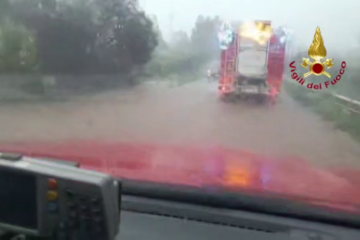 Nuorese travolto dal maltempo, i Vigili del Fuoco salvano automobilisti intrappolati nell’acqua a Siniscola – Video