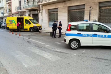 Priolo, macchia d’olio in via Castel Lentini: tempestivo intervento della Polizia Municipale e bonifica dell’asfalto – Video